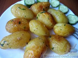 Жареная молодая картошечка: Молодая хрустящая картошечка готова. Подавать жареную картошку горячей.  Приятного аппетита!