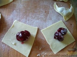 Постные вареники с вишнями: Тесто нарезать квадратными кусочками (5х5 см). Выложить на каждый кусочек теста начинку (по 2-3 ягодки).