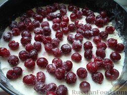Насыпной пирог "Проще некуда" с вишнями: Выложить ягоды, посыпать сахаром по вкусу.