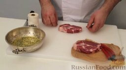 Свинина с розмарином: Положить стейк на разделочную доску и по периметру связать его кулинарной нитью.