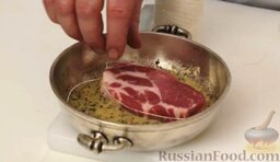 Свинина с розмарином: Выложить свинину в приготовленный маринад.