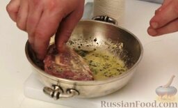 Свинина с розмарином: Перевернуть стейк, чтобы он хорошо покрылся маринадом с двух сторон. Оставить мясо в маринаде желательно на ночь (примерно на 12 часов).