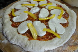 Пицца с прошутто: Укладываем сыр и перец.