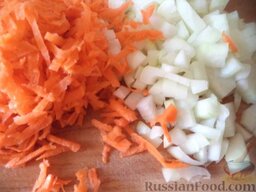 Кабачки фаршированные (овощные): Очистить, вымыть лук и морковь. Лук нарезать кубиками. Морковь натереть на крупной терке.