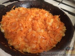 Кабачки фаршированные (овощные): Разогреть сковороду. Налить растительное масло. В горячее масло выложить лук и морковь. Тушить, помешивая, 3-4 минуты, на среднем огне.