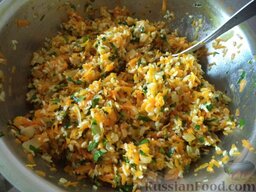 Кабачки фаршированные (овощные): Промыть рис. В миску выложить рис, зелень, лук и морковь. Посолить. Хорошо перемешать.