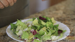 Средиземноморский салат (ensalada mediterranea): Как приготовить салат средиземноморский:    Собирать салат очень просто.  Выкладываем салатные листья на тарелку.