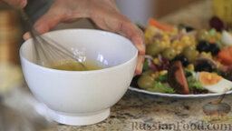 Средиземноморский салат (ensalada mediterranea): 5-10 секунд работы венчиком - и эмульсия готова.