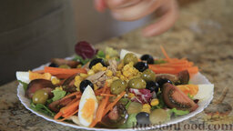 Средиземноморский салат (ensalada mediterranea): Заправляем соусом салат, добавляем соль и крупномолотый перец - и вуаля!    Салат средиземноморский готов. Приятного аппетита!