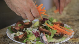Средиземноморский салат (ensalada mediterranea): Морковь, нарезанную соломкой, отправляем к овощам.