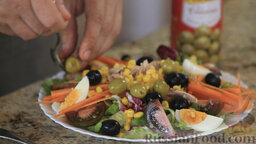 Средиземноморский салат (ensalada mediterranea): Добавляем оливок - сборка салата закончена.    Принимаемся за соус.