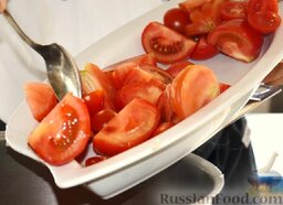 Томатный соус по-итальянски: Как приготовить итальянский томатный соус:    В кастрюле подрумяньте в оливковом масле мелко нашинкованную половину луковицы.   Тем временем порежьте помидоры и переложите в кастрюлю, добавив листики базилика.