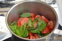 Томатный соус по-итальянски: Дайте прокипеть в течение 15 минут, а затем измельчите все в миксере.   Переложите полученный итальянский томатный соус на сковороду.
