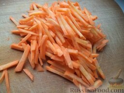 Овощное рагу с цуккини: Морковь очистить, вымыть, нарезать соломкой.