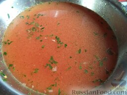 Цуккини (кабачки), фаршированные курицей, рисом и овощами: Сделать соус. В кипятке развести томатный соус (или кетчуп), посолить, поперчить, добавить сахар, любимые специи и сливки.