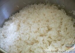 Цуккини (кабачки), фаршированные курицей, рисом и овощами: Вскипятить чайник, залить рис кипятком. Оставить на 10-15 минут. Воду слить. Рис промыть.