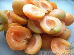 Абрикосовое варенье половинками: Ножом разрезать абрикосы пополам по бороздке, вынуть косточки.