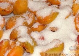 Абрикосовое варенье половинками: Выложить абрикосы в таз. Пересыпать сахаром. Оставить на 8-10 часов.
