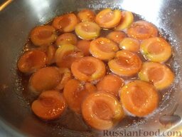 Абрикосовое варенье половинками: Аккуратно перемешать, поставить таз на огонь. Довести абрикосы до кипения на небольшом огне. Снять с огня и оставить абрикосовое варенье половинками на 6-8 часов.