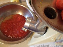 Домашняя томатная паста: Пропустить помидоры через соковыжималку или мясорубку.