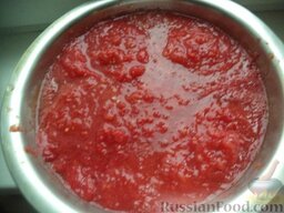 Домашняя томатная паста: Поставить таз с помидорами на огонь. Довести до кипения. Посолить по вкусу.
