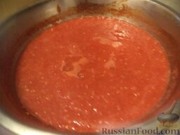 Домашняя томатная паста: Варить томатную пасту на небольшом огне, пока она не уварится в 5-7 раз.