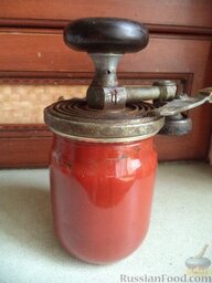 Домашняя томатная паста: Пасту выложить в стерилизованные банки и закатать.