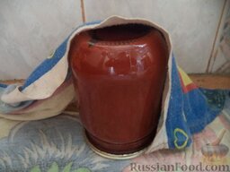 Домашняя томатная паста: Перевернуть банки на крышки, укрыть одеялом. Оставить готовую домашнюю томатную пасту до полного остывания.