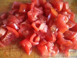 Паста с кальмарами и помидорами: Помидоры промыть, вырезать плодоножку, нарезать кубиками.