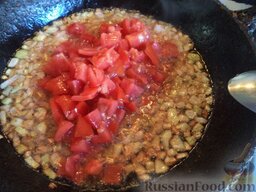 Паста с кальмарами и помидорами: К луку добавить помидоры. Тушить все вместе, помешивая, 2-3 минуты.