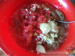 Быстрая баклажанная икра: В миске соединить баклажаны и помидоры. Очистить, вымыть и мелко нарезать лук и чеснок.
