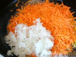 Перец фаршированный в сметанном соусе: Натертую морковь и мелко нарезанный лук обжарить на масле.