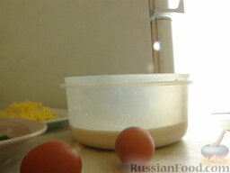 Сырные блины с зеленью: Добавляем яйца, сахар и соль -перемешиваем.