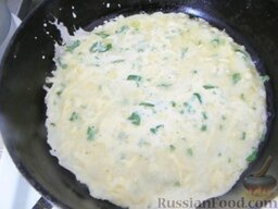 Сырные блины с зеленью: Обжариваем сырные блины с зеленью на сковороде на масле с двух сторон.