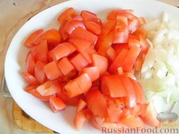Кабачки с шампиньонами и овощами: Как приготовить кабачки с шампиньонами и овощами:    Нарезать помидоры и лук.
