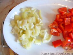 Кабачки с шампиньонами и овощами: Так же нарезать сладкий перец.