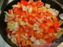 Кабачки с шампиньонами и овощами: Овощи обжарить на растительном масле. Посолить и поперчить по вкусу. Добавить специи.