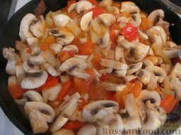 Кабачки с шампиньонами и овощами: Отправить грибы к овощам и обжаривать 10 минут. В конце жарки добавить морковь, перемешать и отставить в сторону сковороду.