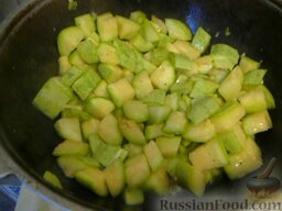Кабачки с шампиньонами и овощами: В отдельной сковороде обжариваем нарезанные кубиком кабачки.