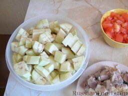 Суп с баклажанами: Морковь натереть на крупной терке. Нарезать кубиком баклажаны, картофель, перец, лук, помидоры. Так же нарезать отварное мясо.
