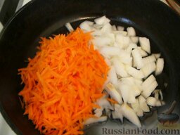 Суп с баклажанами: Обжарить на масле лук и морковь.
