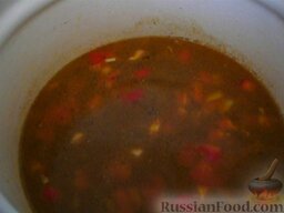 Суп с баклажанами: Готовую поджарку выкладываем в суп. Добавляем соль, перец и специи.