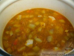 Суп с баклажанами: Баклажаны выкладываем в суп, добавляем лавровый лист и зелень. Через 2 минуты плиту можно выключать. Суп с баклажанами готов.