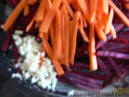 Борщ: Приготовим поджарку для борща. Выкладываем в сковороду с растительным маслом нарезанную свеклу, морковь и измельченный чеснок.