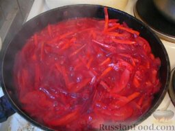 Борщ: В томатную пасту добавляем немного воды, размешиваем. Добавляем сахар и немного соли, выливаем к овощам. Накрываем крышкой и тушим 10 минут.
