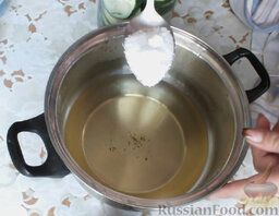 Кабачки консервированные: Слить воду в кастрюлю, добавить соль, сахар. Довести до кипения.