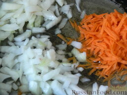 Гороховый суп с копчеными ребрышками: Натереть морковь на терке и нарезать лук. Обжарить на масле.