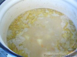 Гороховый суп с копчеными ребрышками: Готовую поджарку отправить в бульон.