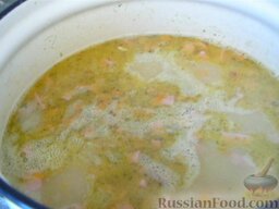 Гороховый суп с копчеными ребрышками: В конце отправляем в суп обжаренные сардельки и нарезанные ребрышки. Добавляем зелень, лавровый лист, специи, соль и перец по вкусу. Гороховый суп с копчеными ребрышками готов.