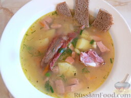 Гороховый суп с копчеными ребрышками: Подавать такой гороховый суп с копчеными ребрышками нужно с сухариками.  Приятного аппетита!
